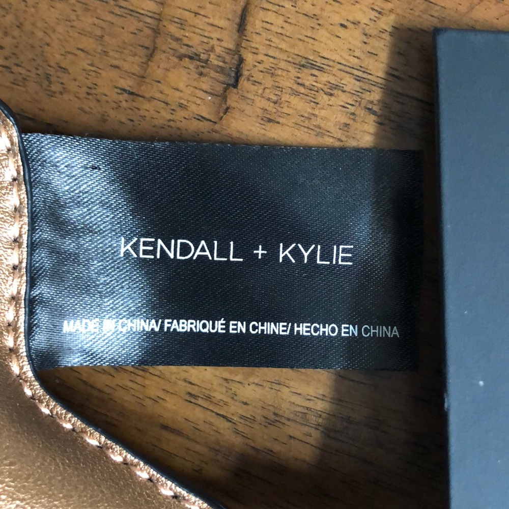 Kendall + Kylie Key Chain - Picture 3 of 8